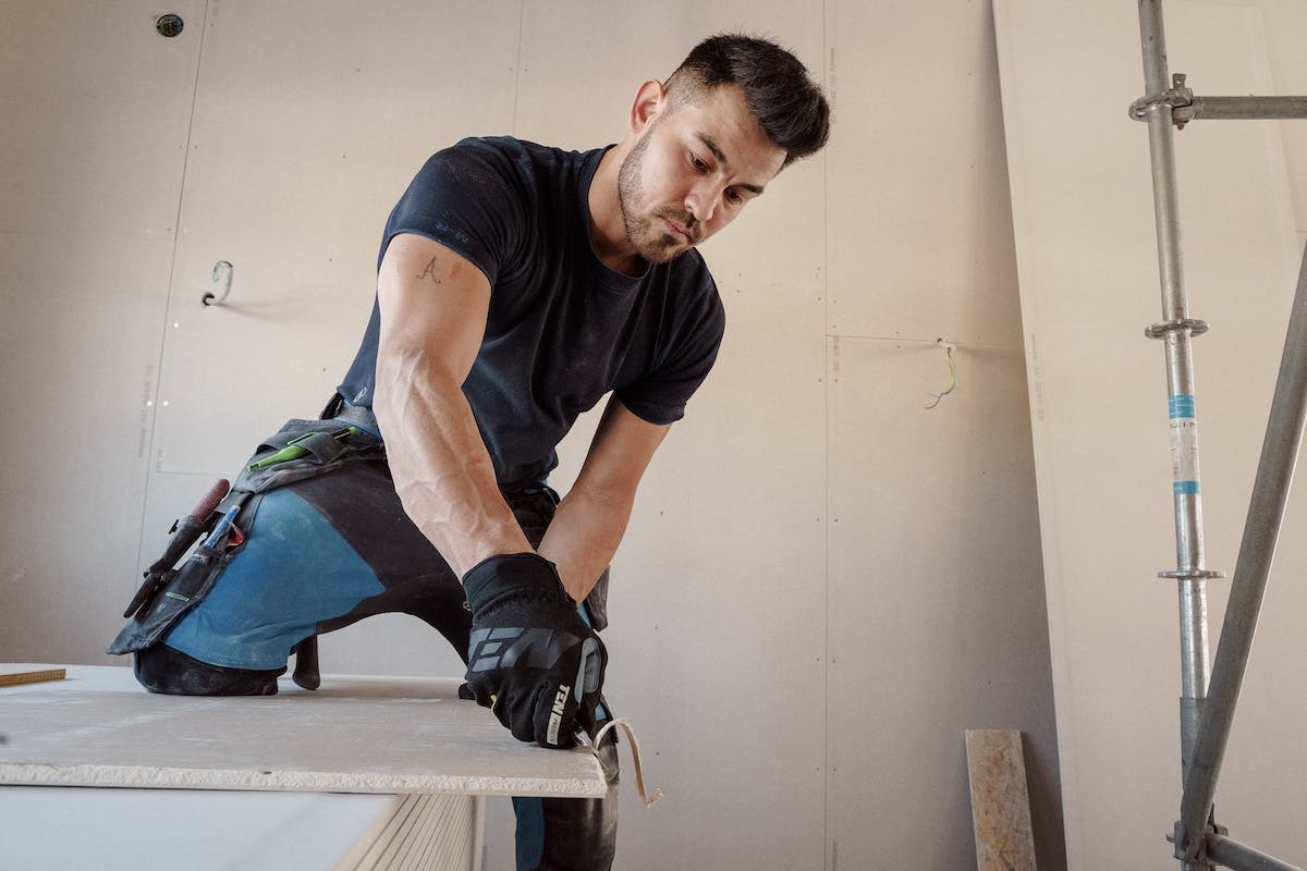 Installation de plaques de plâtre au plafond : techniques et conseils